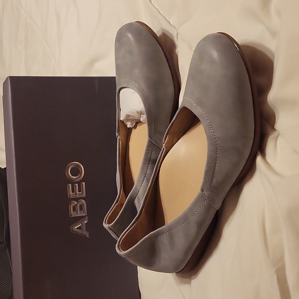 NIB Abeo Gray Shoes